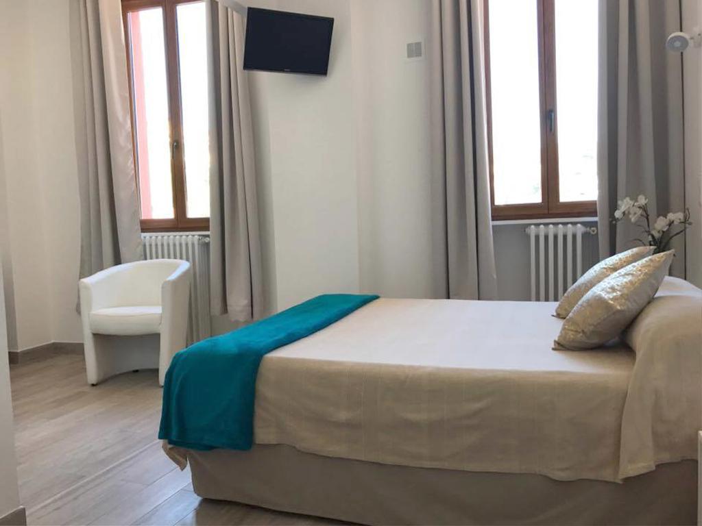 Hotel Du Soleil Hyères Екстериор снимка